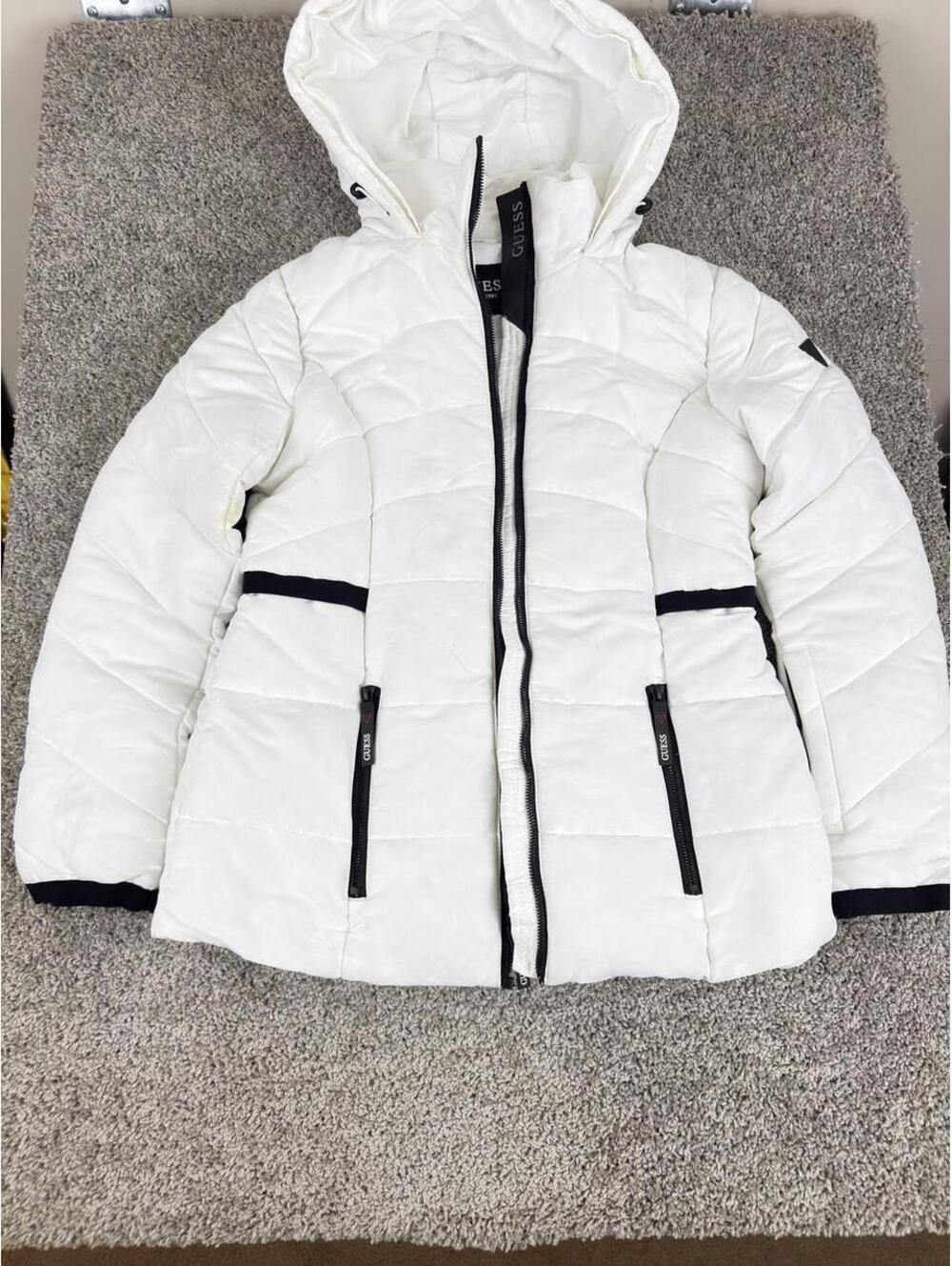 Guess white puffer jacket ❄️